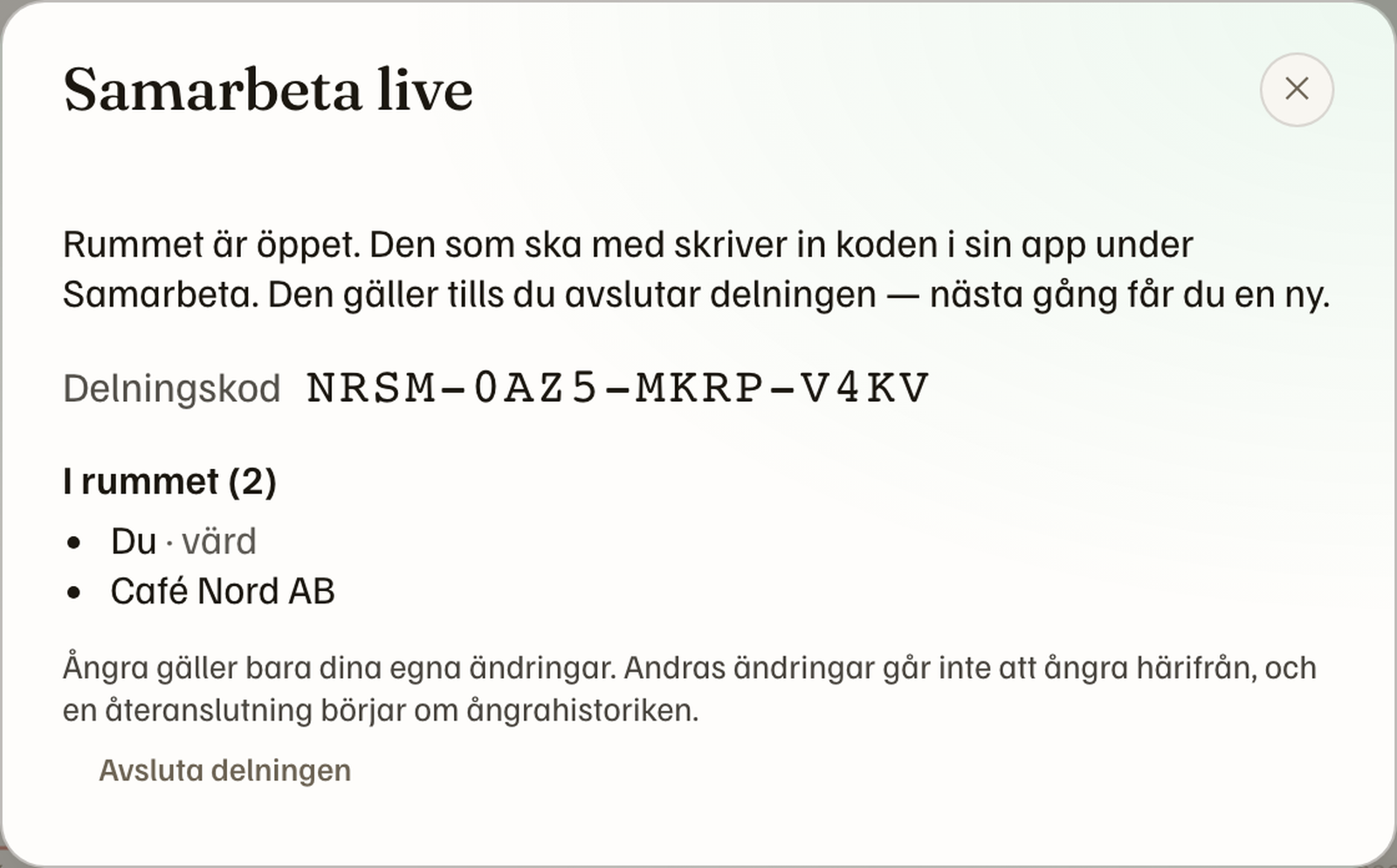 Panelen Samarbeta live med en delningskod och två personer i rummet